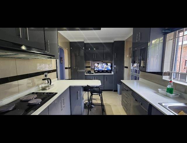 3 BEDROOM HOUSE FOR SALE IN CRAIGIEBURN